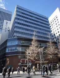 新銀行東京本店が1階に入る明宝ビル:Fouton